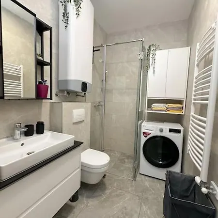 West 65 Airport Apartman *