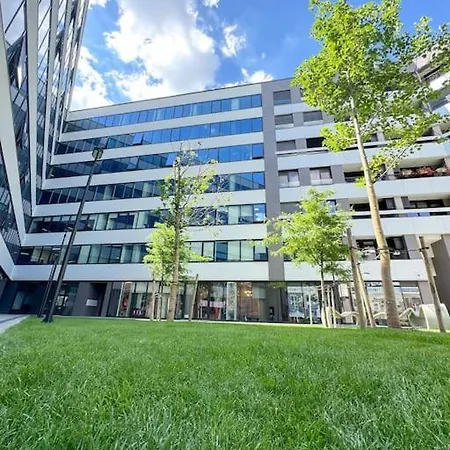 West 65 Airport Apartman *