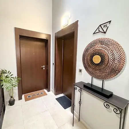 West 65 Airport Apartman *