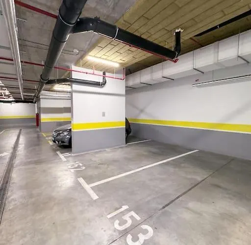 West 65 Airport Apartmán *